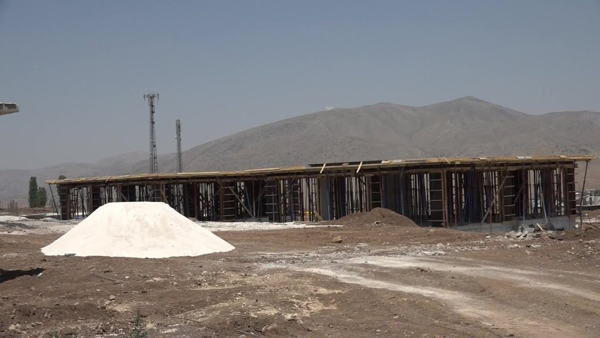 Malatya'da deprem konutları tartışma yarattı: Köylüler 'çürük zemin' uyarısında bulundu