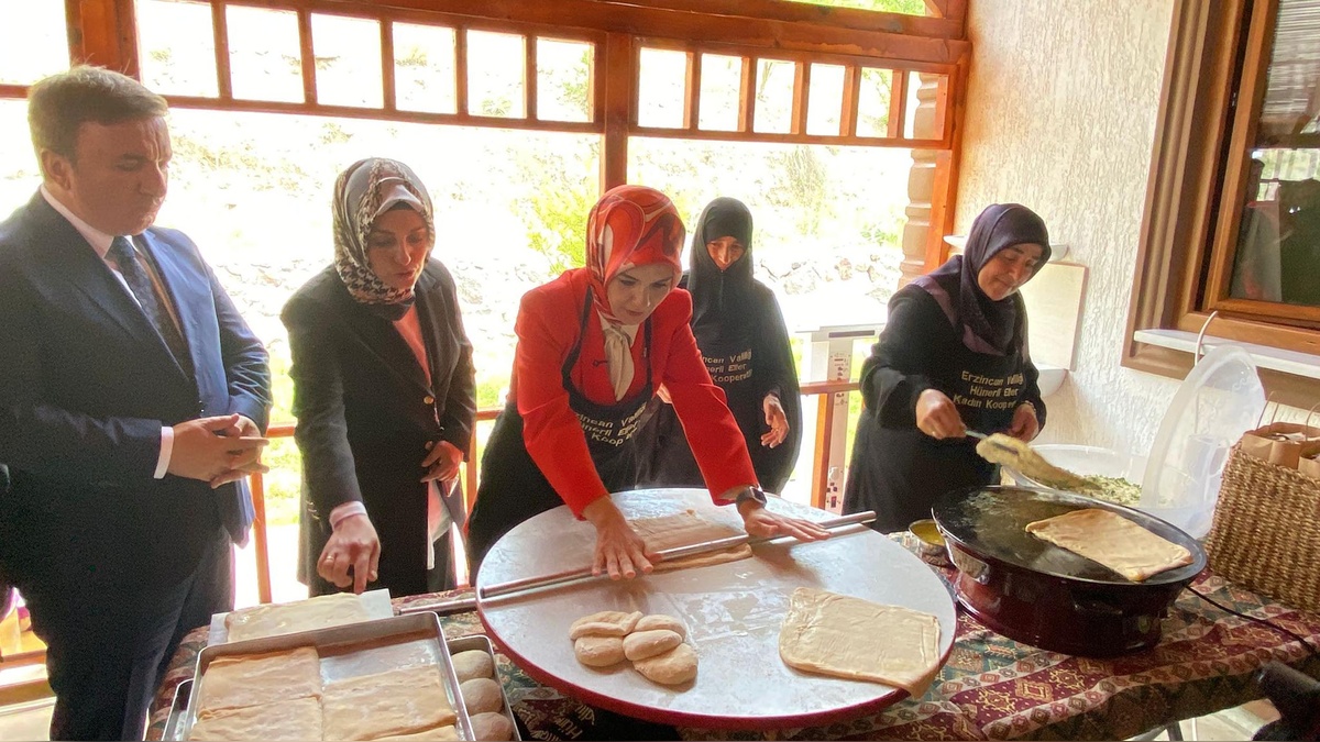 Göktaş, Erzincan'da kadın kooperatifi açılışında gözleme hamuru açtı