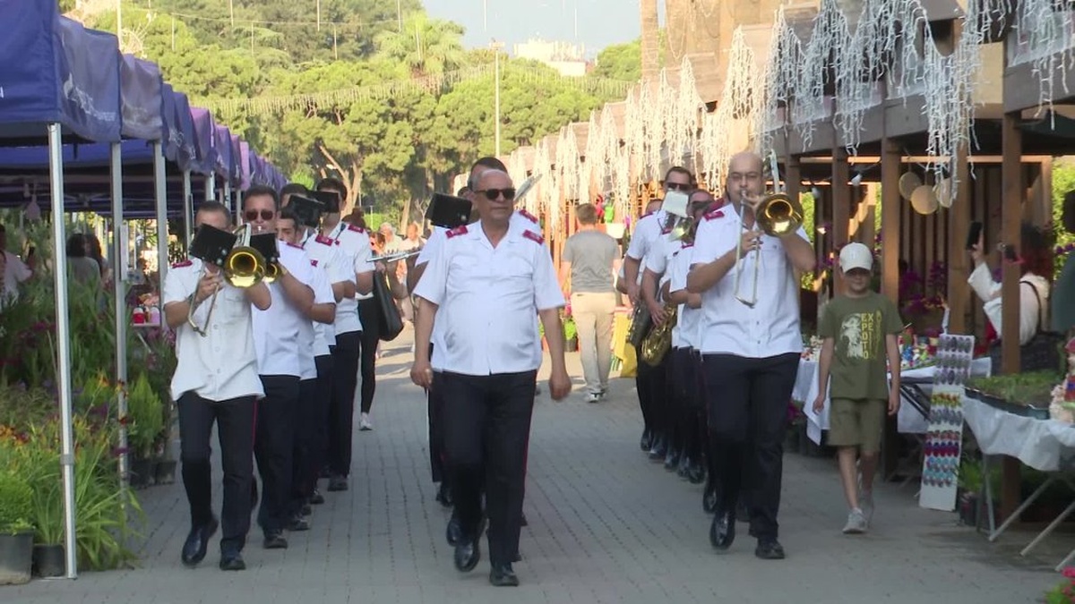 İzmir Balkon ve Bahçe Bitkileri Festivali başladı: 25 bin sebze fidesi ücretsiz dağıtıldı