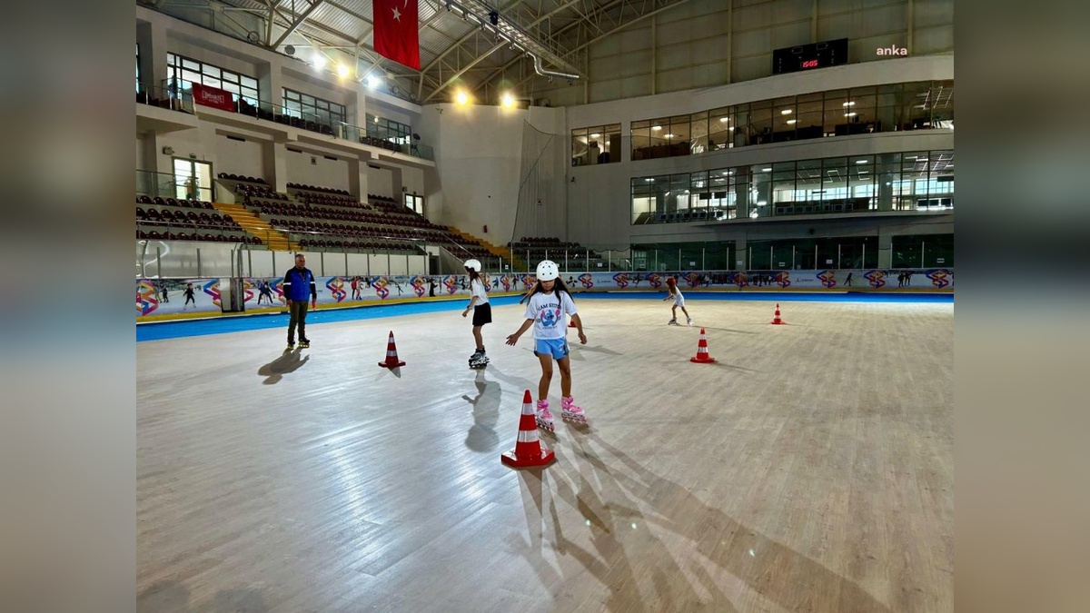 İzmir'de Buz Sporları Salonu'nun zemini yenilendi: Yaz aylarında tekerlekli paten kursu başlıyor