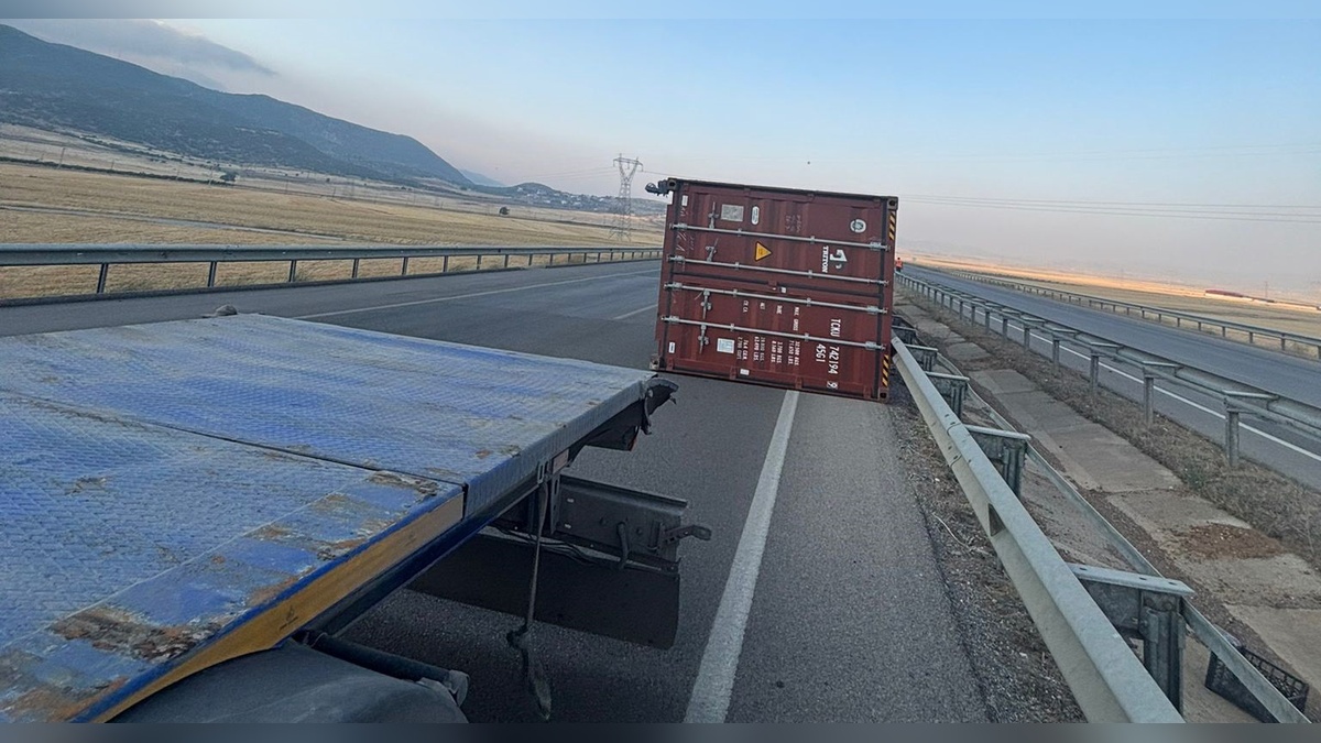 İslahiye'de TIR kazası: Konteyner yola devrildi
