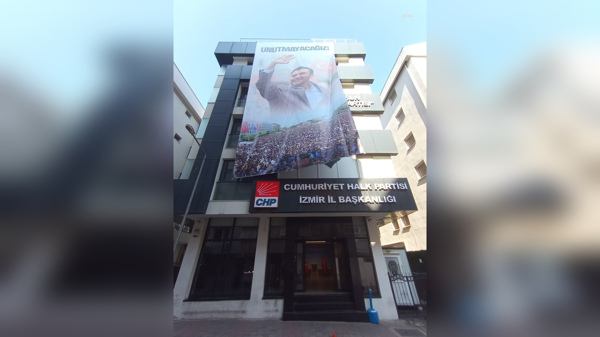 İzmir CHP'den Ferdi Zeyrek'e Anma Posteri