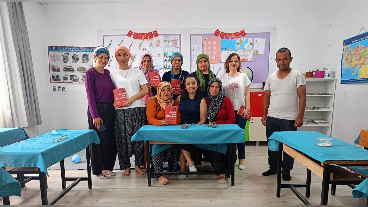 Erdemli'de veliler çocuklarıyla birlikte okula gidip kitap okuyor