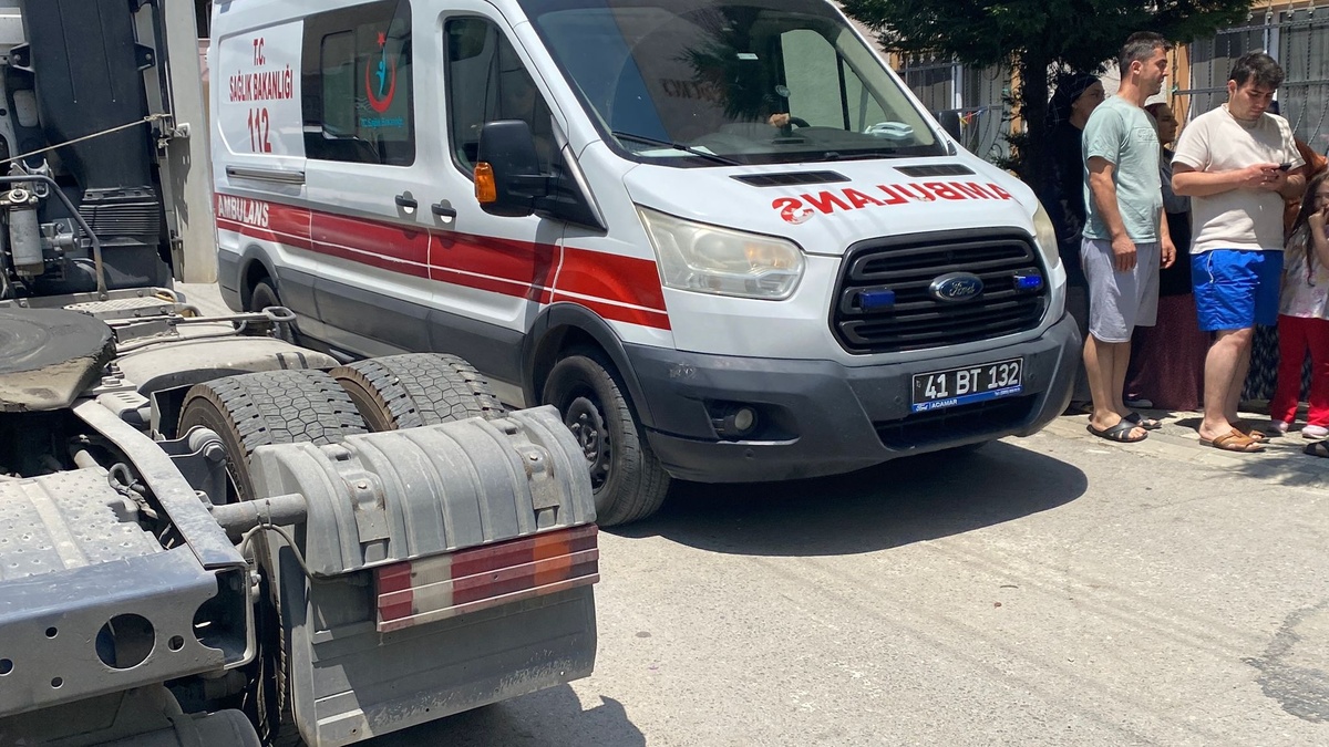 Gebze'de bıçaklı kavga: 11 ve 20 yaşındaki kardeşler yaralandı