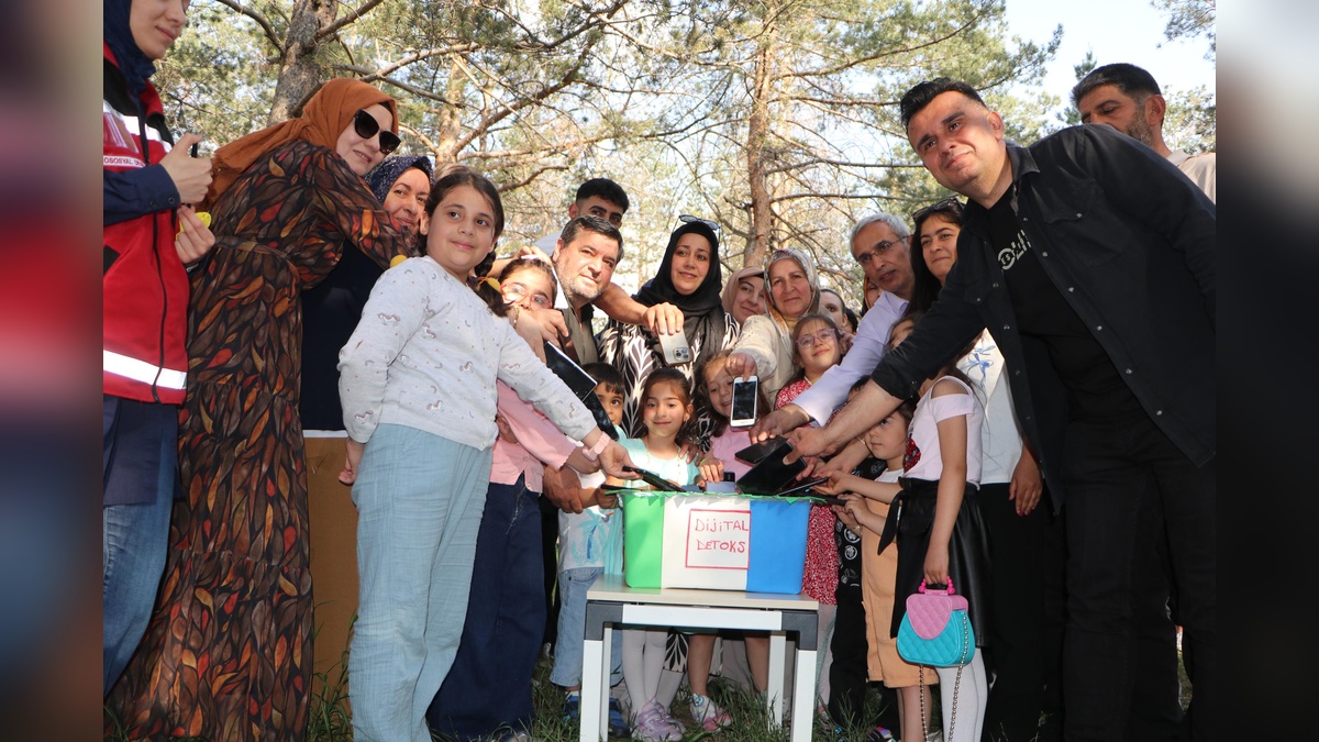 Erzurum'da 70 aile dijital detoks pikniğinde 4 saat telefonlarından uzak kaldı