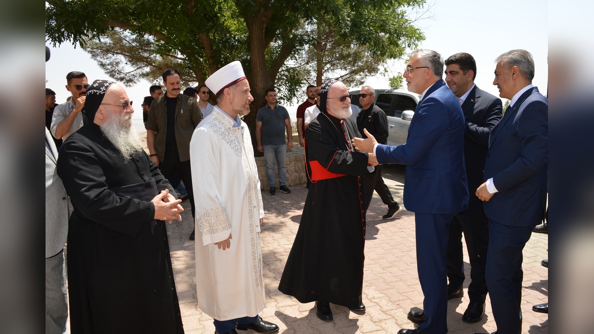 Işıkhan, Deyrulzafaran Manastırı'nı ziyaret etti