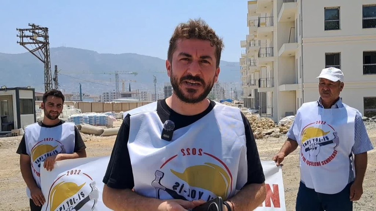 Hatay'da ücret alamayan işçiler çatıya çıktı: İki işçi gözaltına alındı