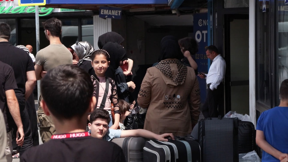İranlılar, hava sahası kapanması nedeniyle İstanbul'dan otobüslerle ülkelerine dönüyor