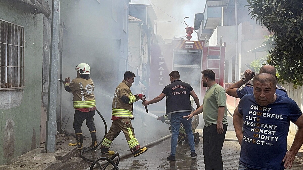 Turgutlu'da yangın: İki ev zarar gördü