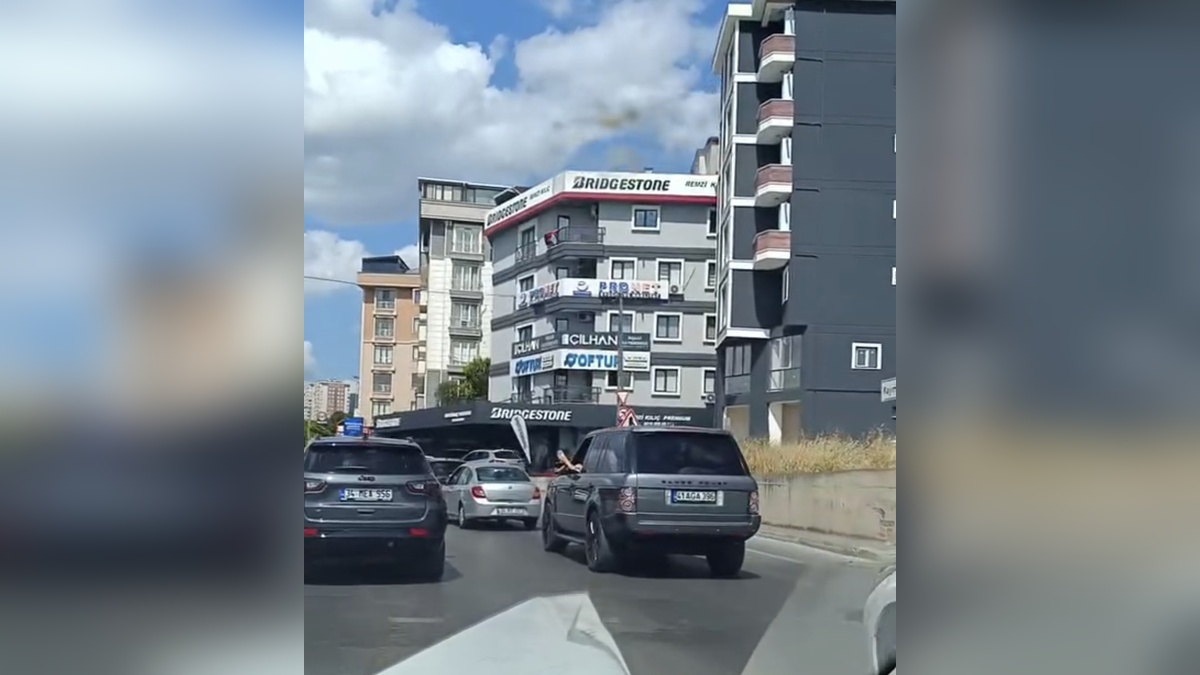 Maltepe'de tehlikeli sürüş: Cip sürücüsü ayağını camdan çıkardı