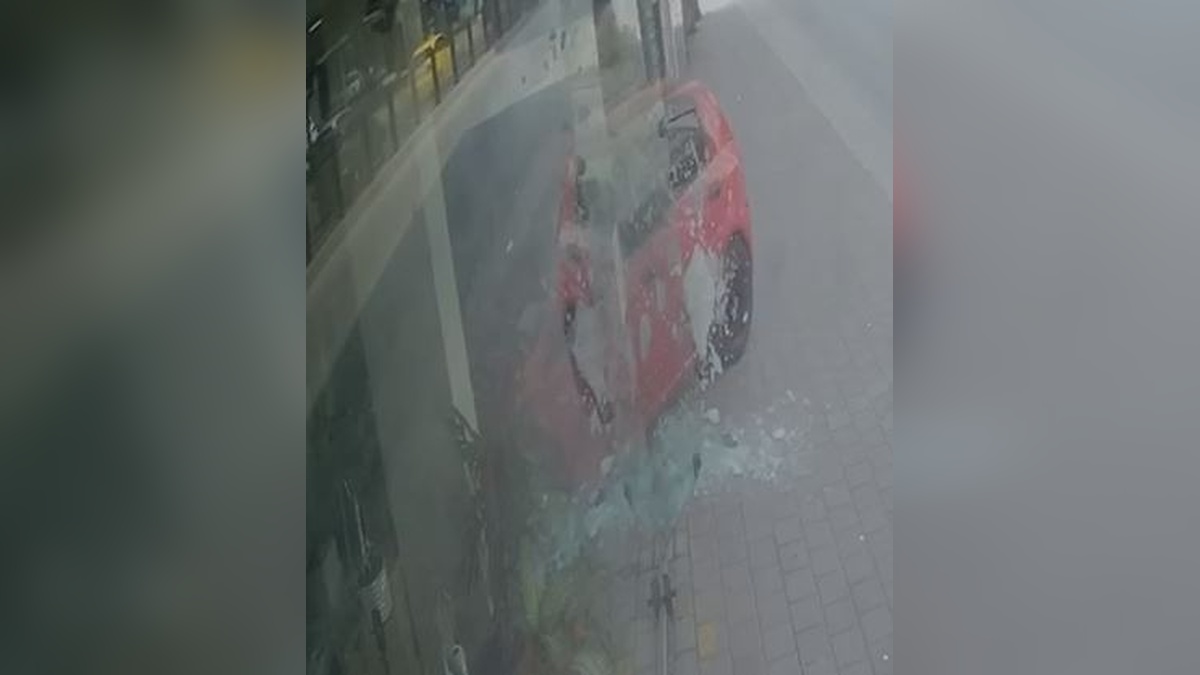 Adana'da kontrolden çıkan otomobil ayakkabı mağazasına girdi