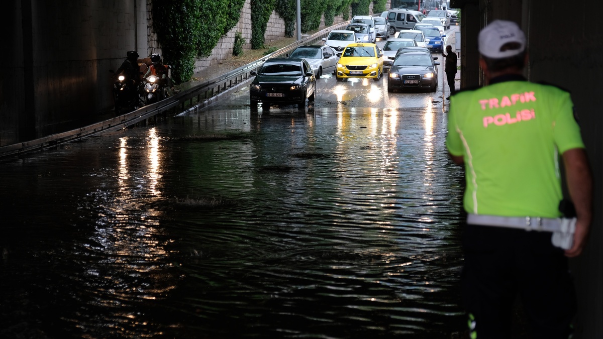 Konya'da sağanak ve dolu felaketi: Cadde ve sokaklar sular altında