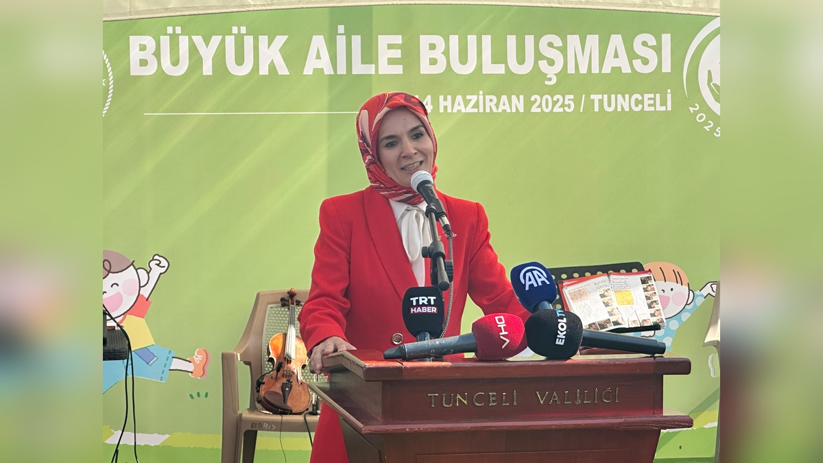 Aile ve Sosyal Hizmetler Bakanı Göktaş: Tunceli'de 'Büyük Aile Buluşması'nda çocuklarla buluştu