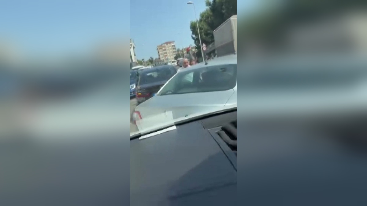 Ataşehir'de yol verme tartışması: Araç camına yumruk, minibüse çarpma