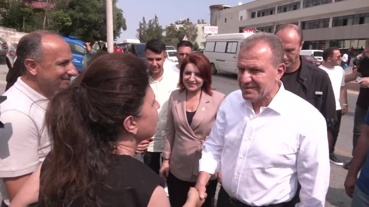 Seçer, Mersin'de pazar esnafını ziyaret etti