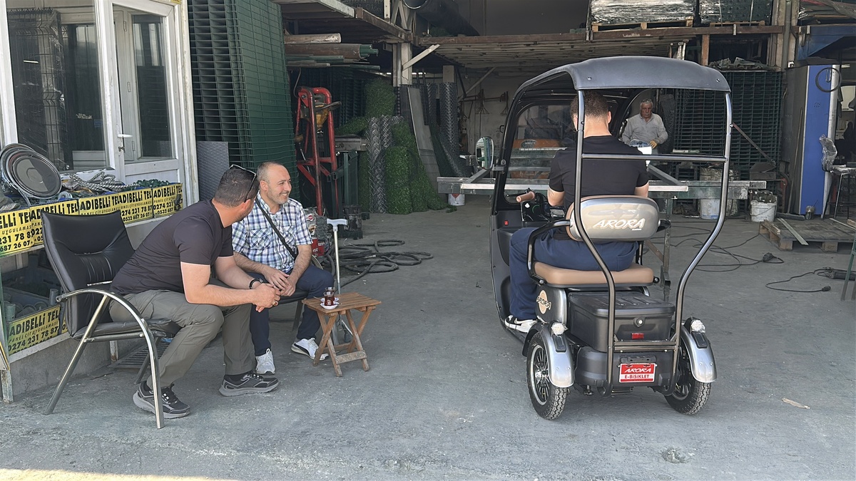 Kütahya'da dostluk örneği: Umre için aracını satan Ahmet Yoldaş'a yeni araç hediye edildi
