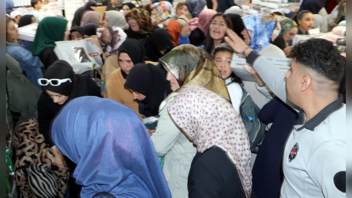 Erzurum'da indirimli züccaciye mağazası önünde izdiham