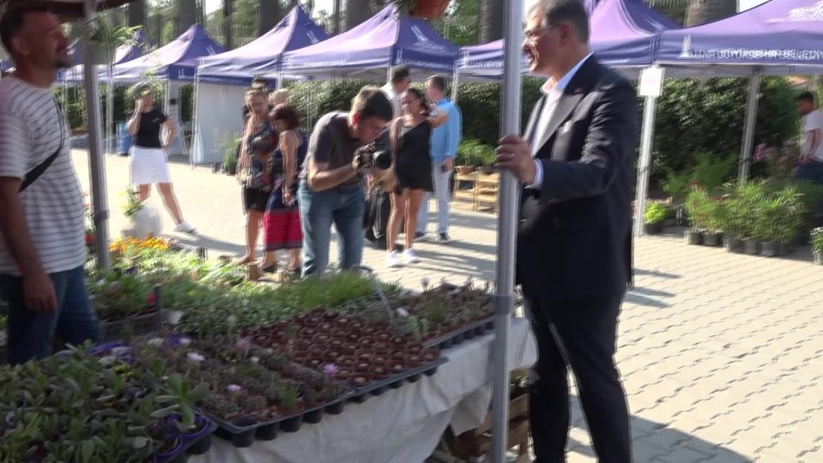 İzmir Balkon ve Bahçe Bitkileri Festivali: Başkan Tugay, Babalar Günü sürpriziyle karşılaştı