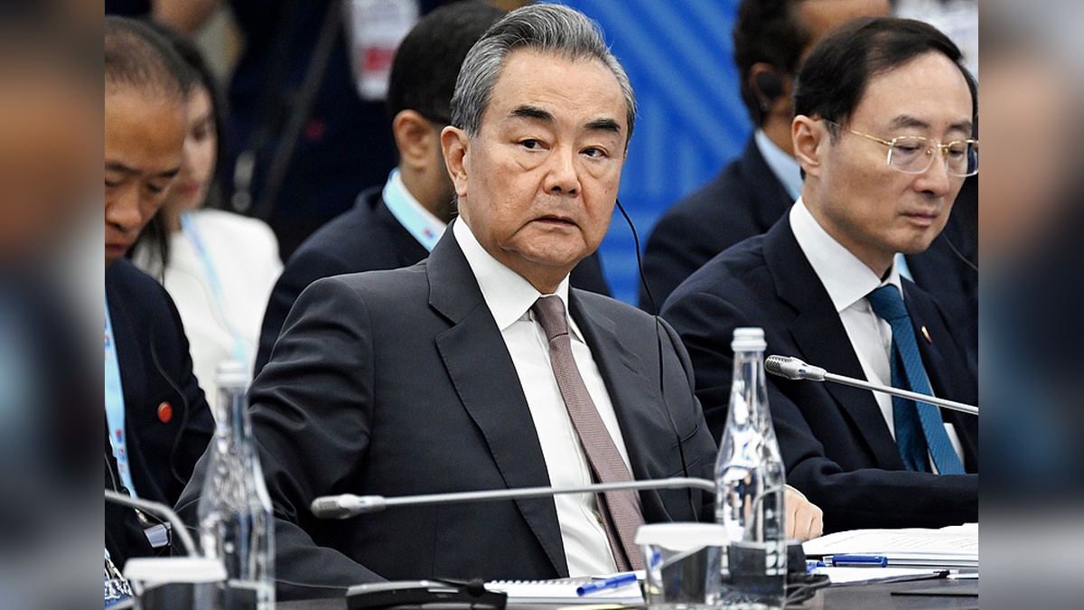 Wang Yi: İsrail'in İran saldırıları tehlikeli bir emsal