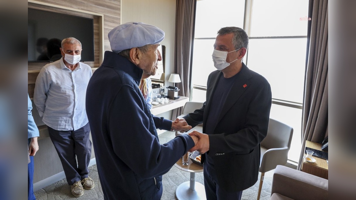 Özgür Özel, CHP eski genel başkanlarını Babalar Günü'nde kutladı