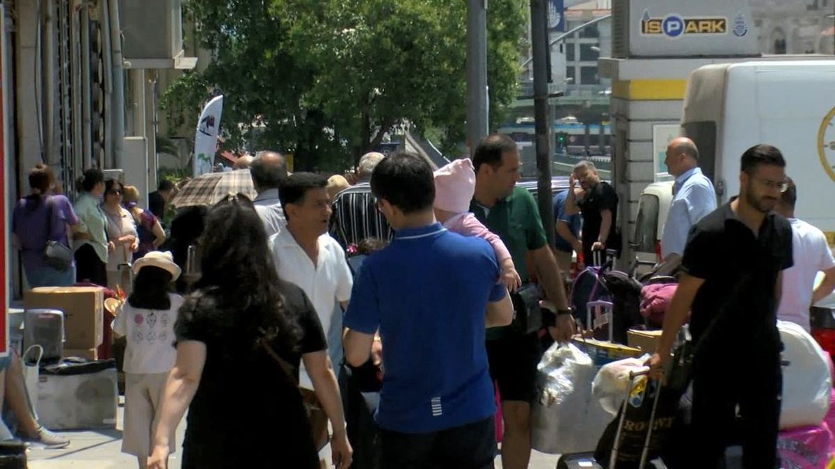 İranlılar, hava sahası kapanması nedeniyle otobüslerle ülkelerine dönüyor