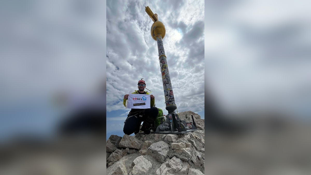 İzmirli dağcı İbrahim Gürlekci, LÖSEV için Zugspitze'ye tırmandı