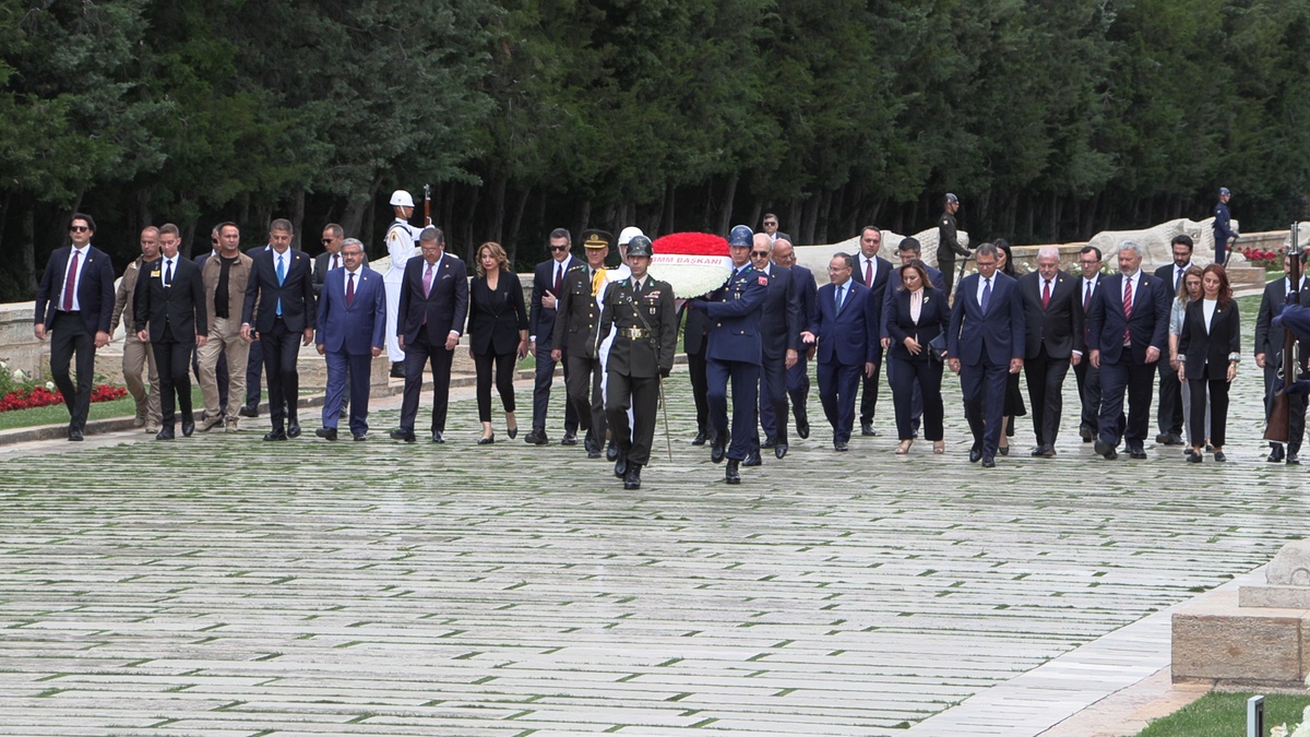 Kurtulmuş'tan Anıtkabir'de anlamlı mesaj: 'Sivil Anayasa Meclisimizin Tarihi Görevidir'