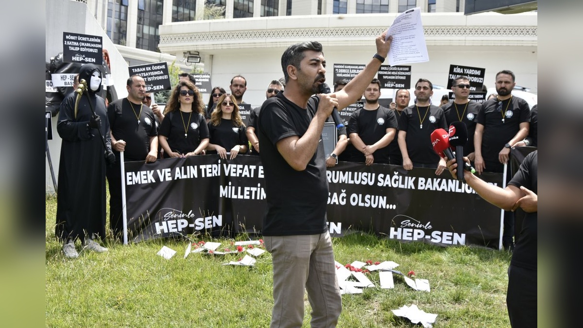 HEP-SEN'den Sağlık Bakanlığı'na siyah çelenk protestosu