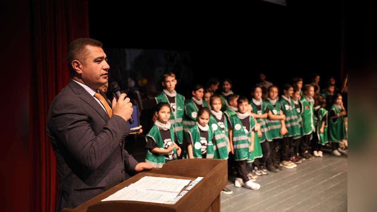 Düzce'de 'Yetim Gülerse Dünya Güler' müzikali sahnelendi