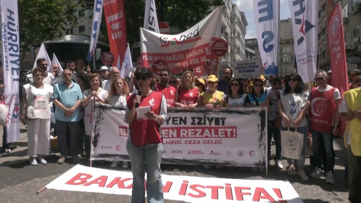 İstanbul'da aile hekimleri 'eziyet yönetmeliği'ne karşı eylemde: 'Biz sizin köleniz değiliz'