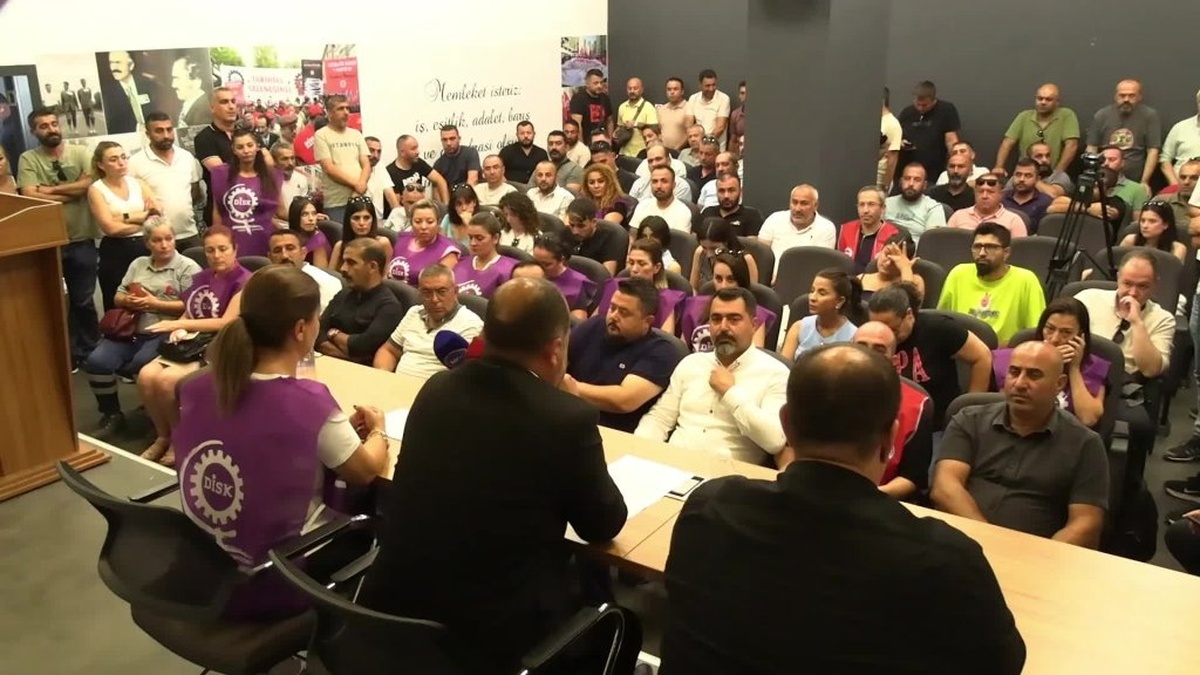İzmir'de iki sendika yöneticisi 'Cumhurbaşkanına hakaret' suçlamasıyla tutuklandı
