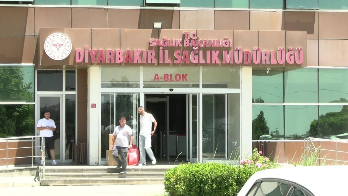 Diyarbakır'da maaş kesintisi protestosu: Sağlık Bakanı'na istifa çağrısı