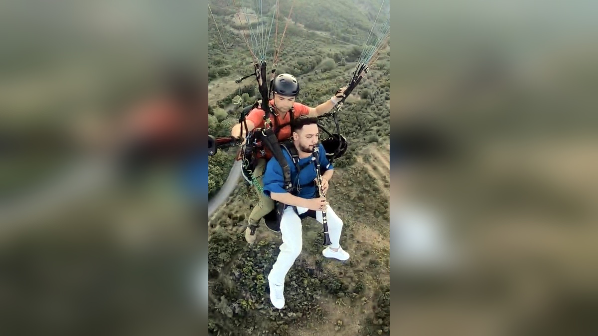Tekirdağ'da yamaç paraşütüyle klarnet konseri