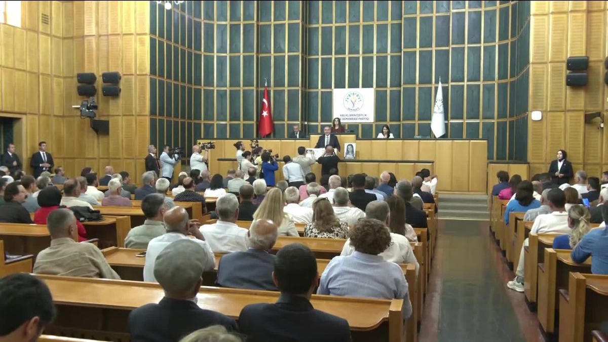 DEM Partisi'nden Öcalan görüşmesi talebi: 'Orta Doğu yanarken barışın tatili olmaz'