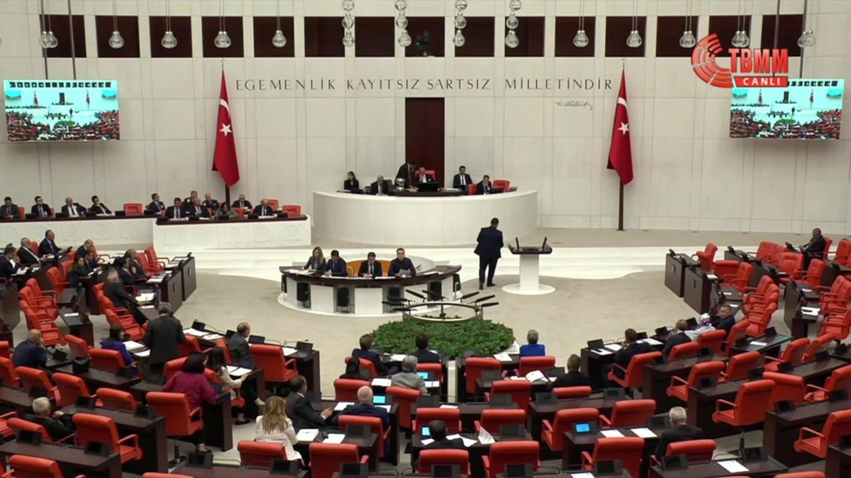 CHP'li Akay, çoklu maaş alanların listesini TBMM'de kamuoyuna açıkladı