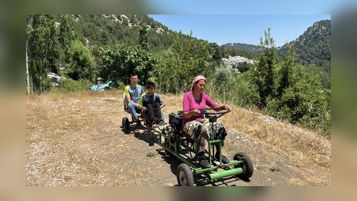 Muğla'da elektriksiz evde yaşayan kardeşler anneleri için mini traktör yaptı