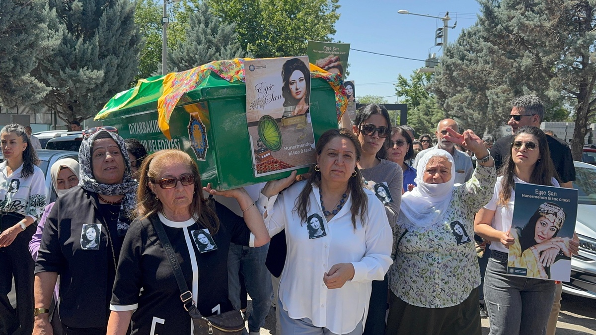 Ayşe Şan'ın cenazesi 29 yıl sonra Diyarbakır'da toprağa verildi