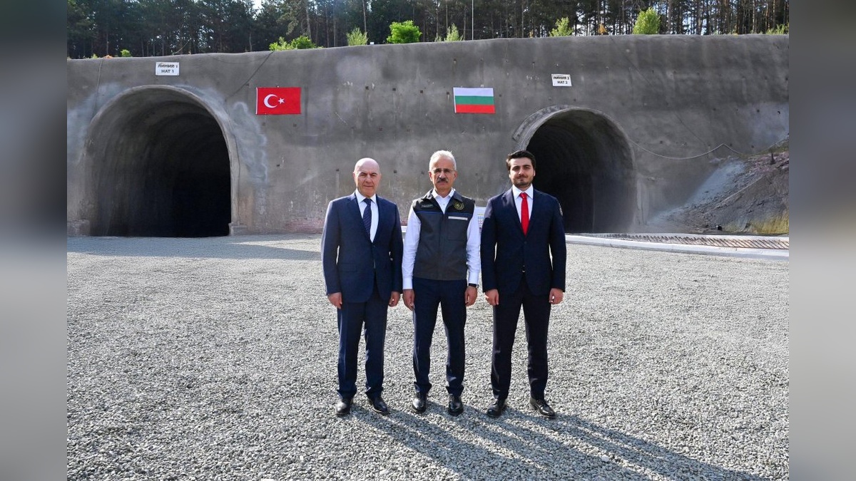 Uraloğlu, Bulgaristan'da Türk inşaat firmasının şantiyesini ziyaret etti