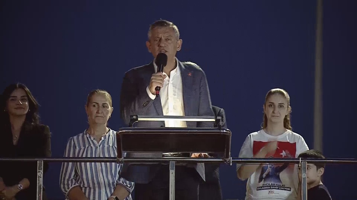 Özgür Özel'den Avcılar mitinginde sert eleştiriler