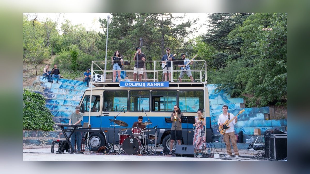 Magirus dolmuşu 'Dolmuş Sahne' oldu: Ankara'da ücretsiz konserler