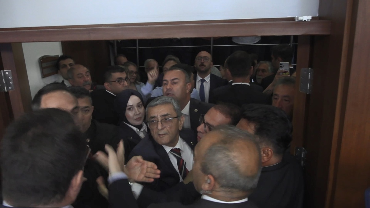 TBMM Komisyonu'nda gerginlik: Zeytin üreticileri ve çevreciler salona giremedi