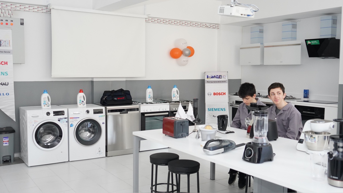 BSH Türkiye, Teknik Okullarla İş Birliğine Devam Ediyor: Yeni Laboratuvar Açıldı