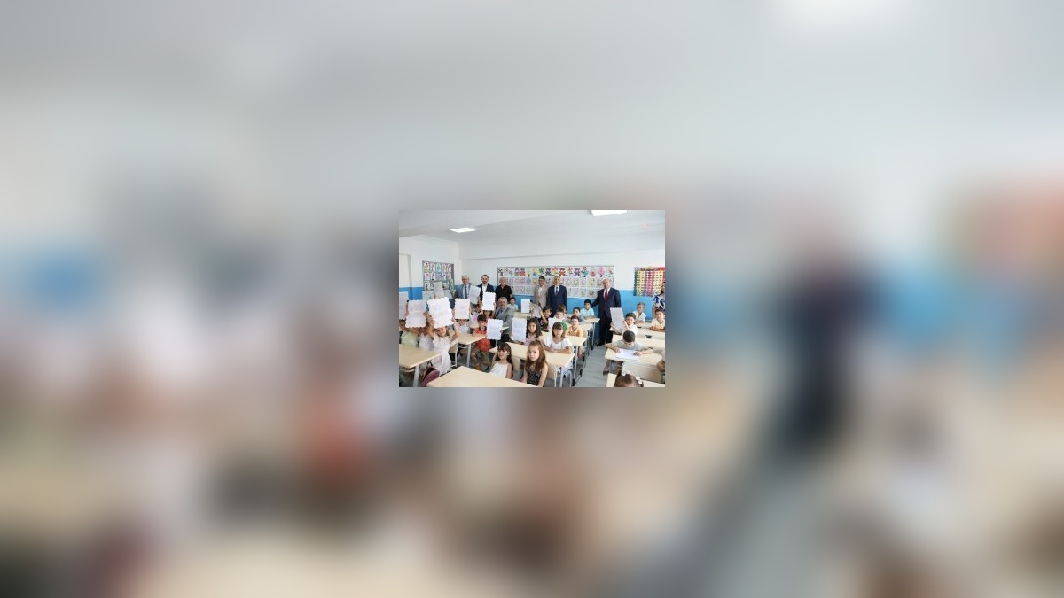 Bayrampaşa'da binlerce öğrenci karne heyecanı yaşadı
