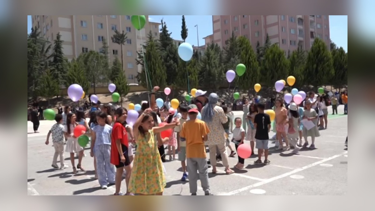Burdur'da öğrenciler karne töreninde balon uçurdu: 'Çocuklar ölmesin'