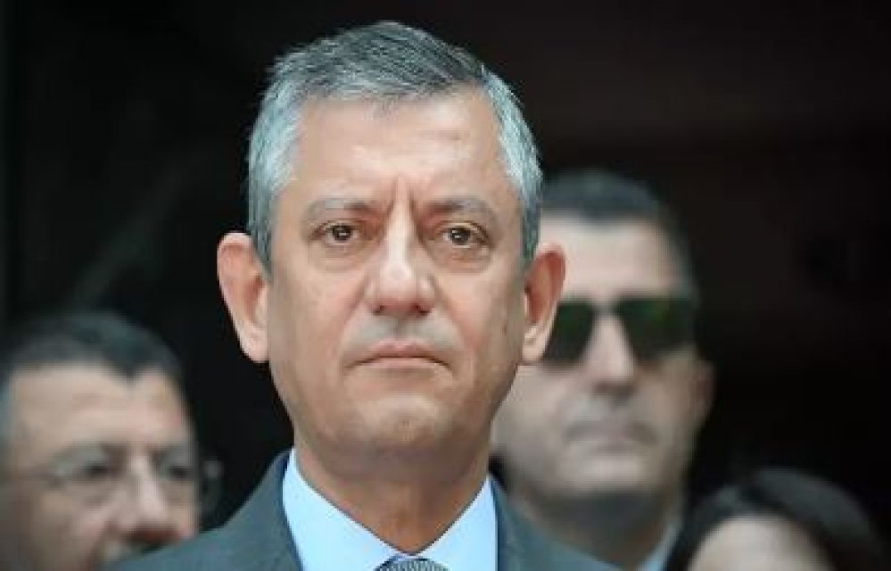 Kadın, Özgür Özel'in yakasını tuttu