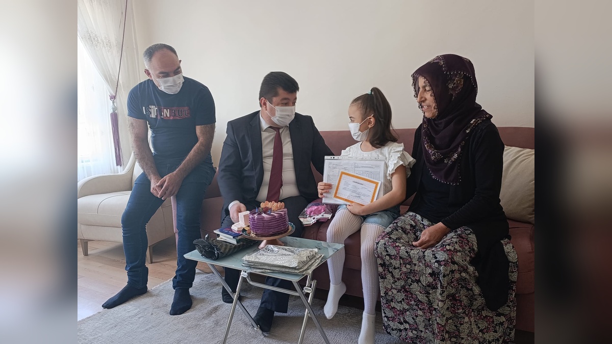 Hayrünnisa Kılıç'a takdir belgesi evinde verildi