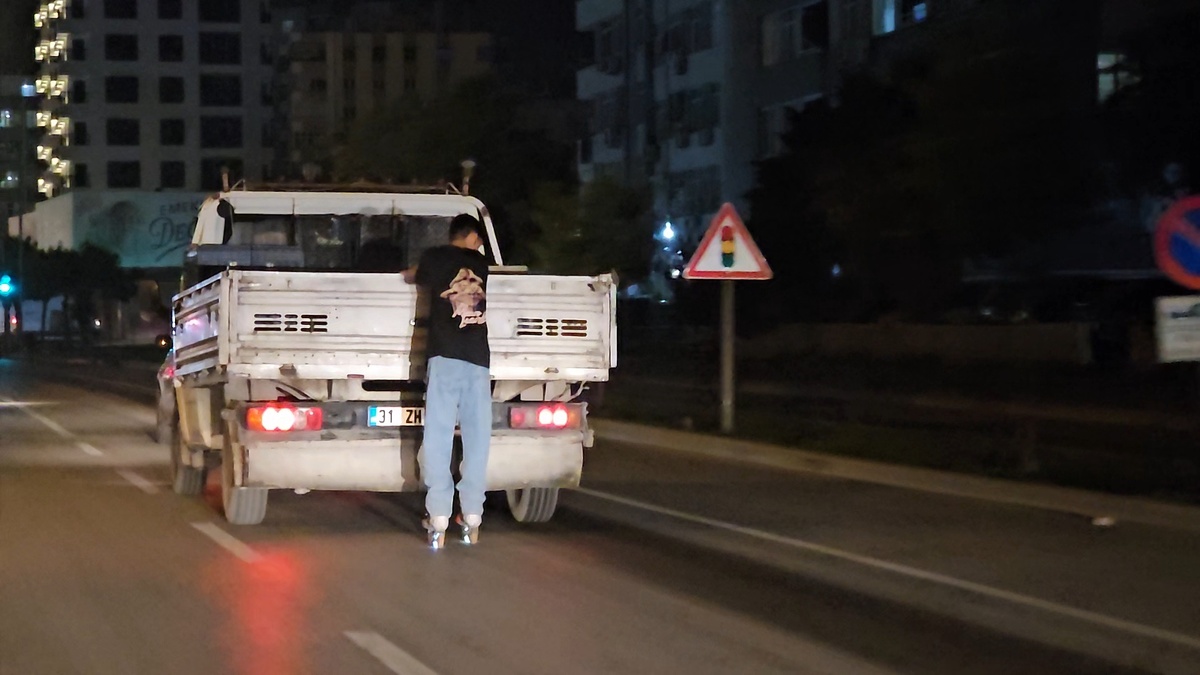 Adana'da patenli genç kamyonet kasasına tutundu