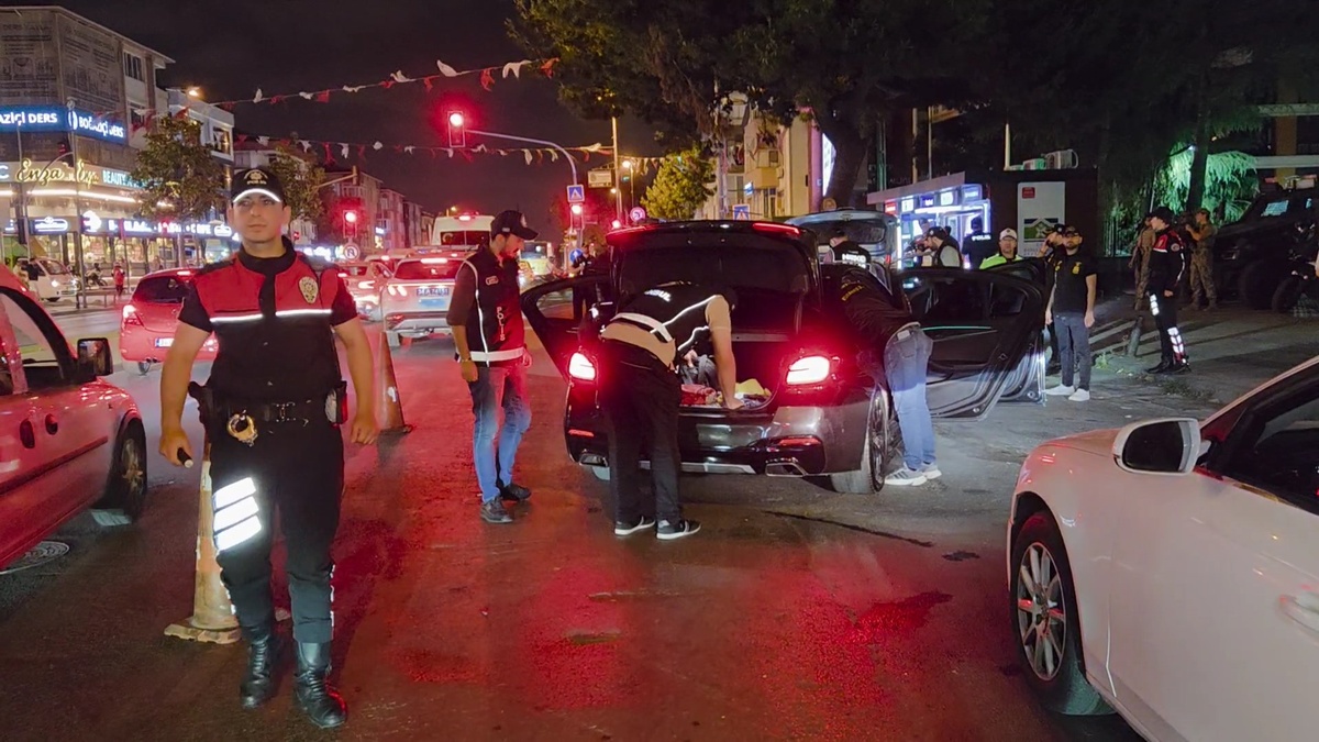 İstanbul'da geniş çaplı denetim: 14 şüpheli yakalandı, 498 bin TL ceza kesildi