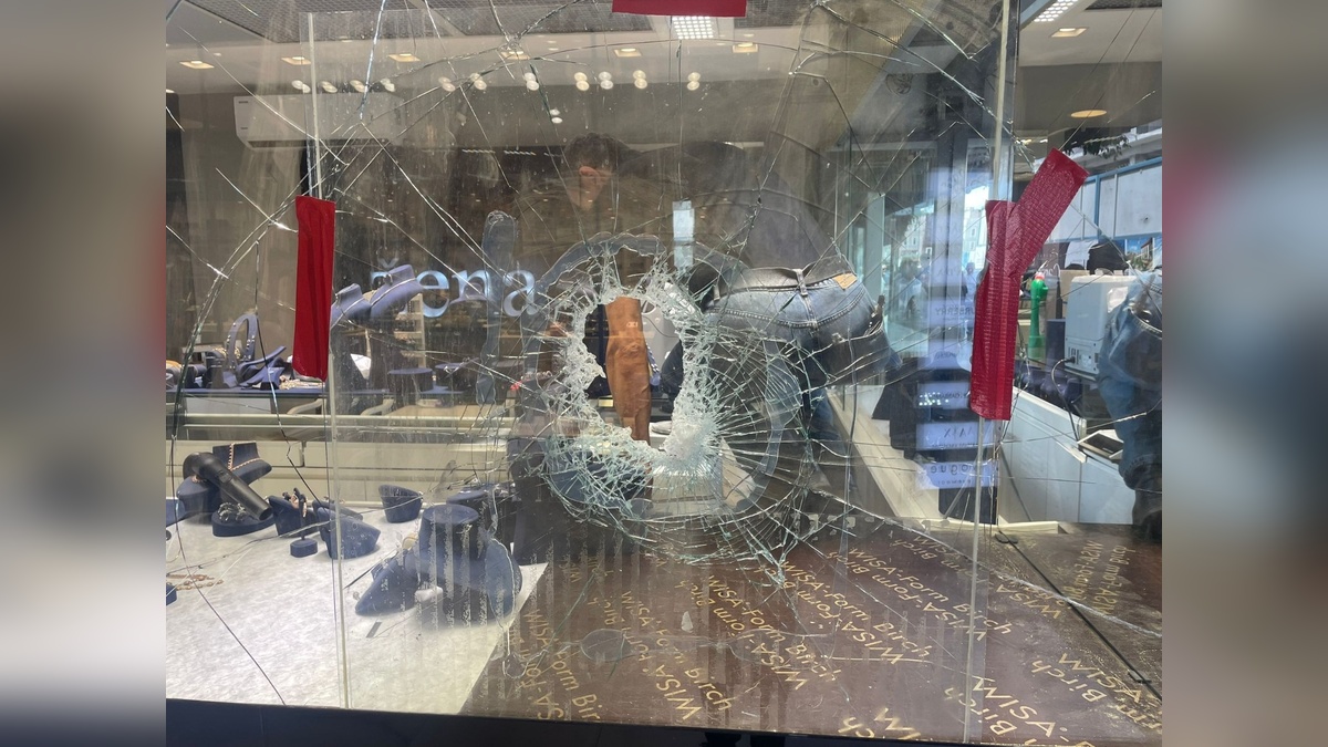 Adapazarı'nda gümüş dükkanı soyuldu: Takılar çalındı