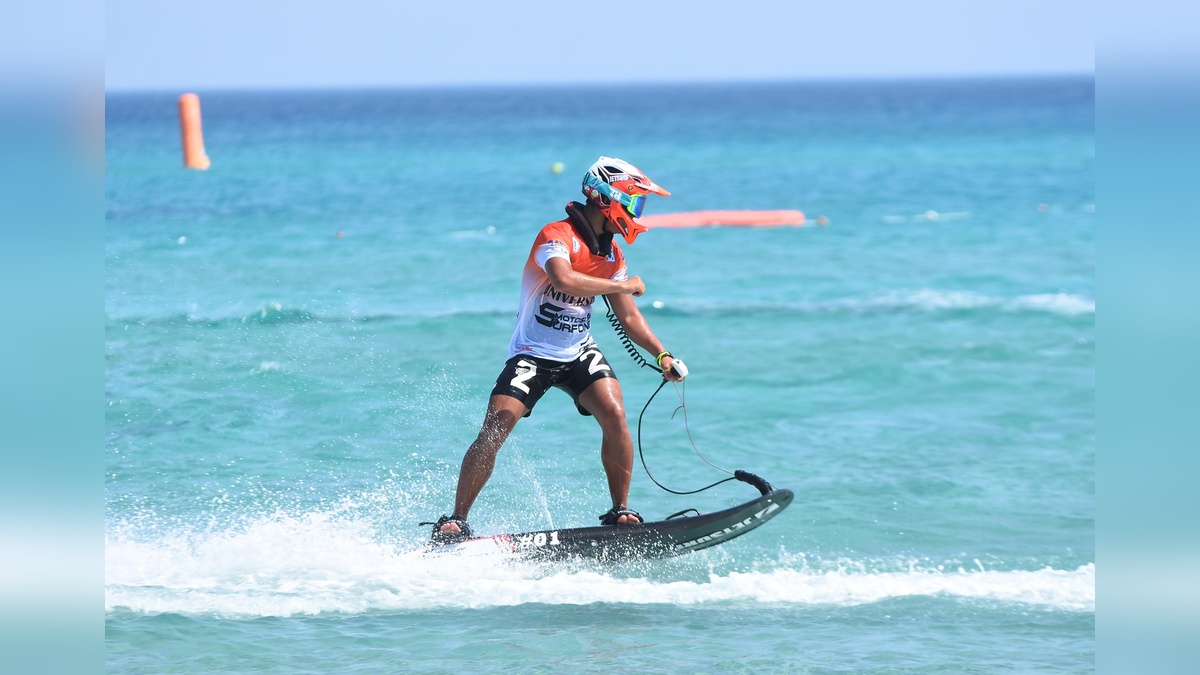 Çeşme'de Dünya Motosurf Şampiyonası başladı: 16 ülkeden 80 sporcu yarışıyor